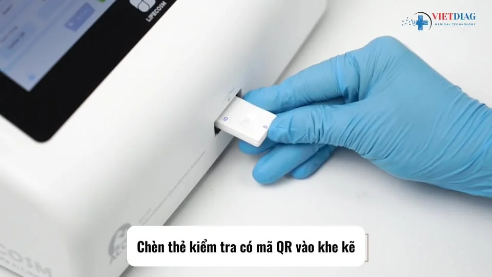 Chèn thẻ có mã QR vào khe đọc của máy EC-01