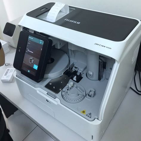 So sánh máy sinh hóa khô và sinh hóa ướt: nên chọn loại nào?